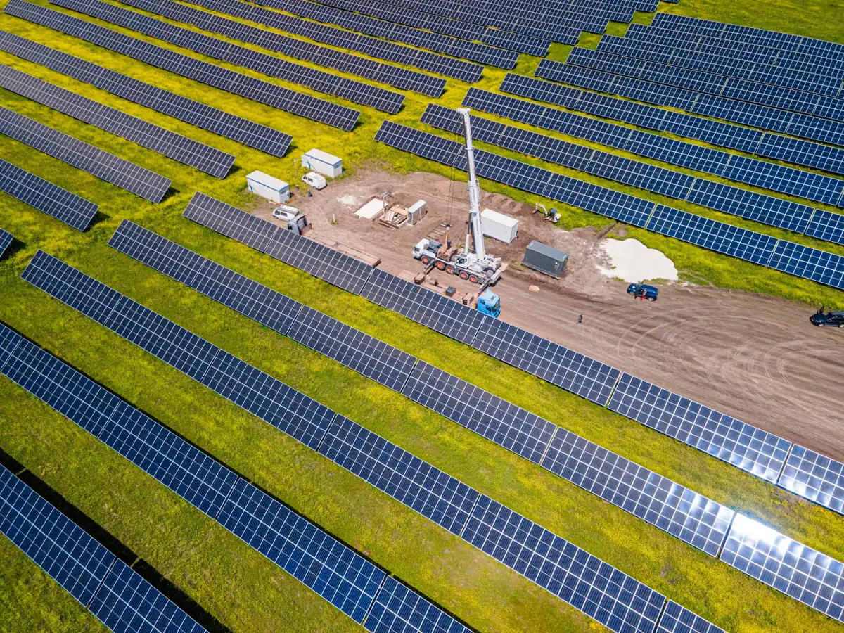 Vedere aeriană a unui parc fotovoltaic QGroup Energy